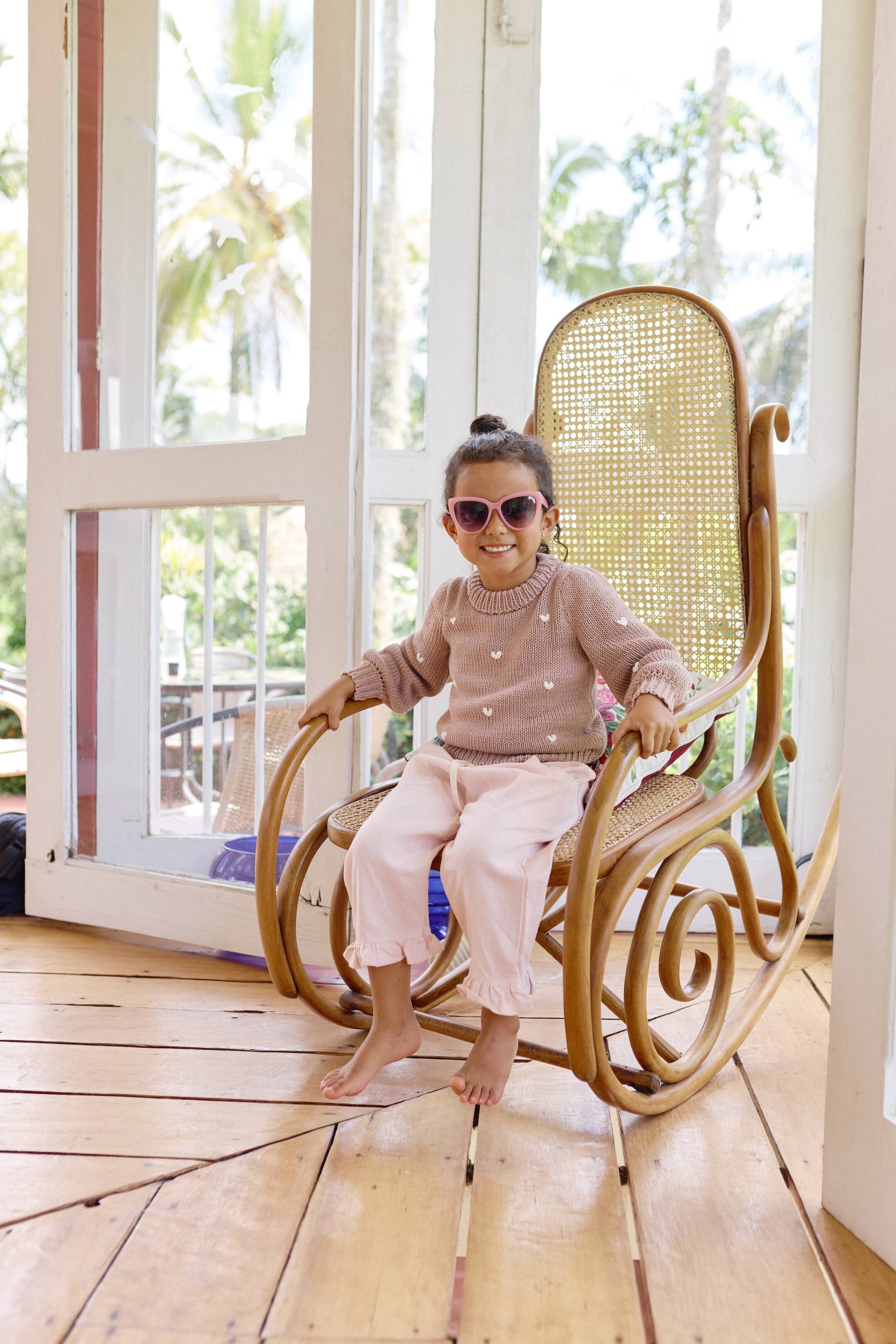 pantalón para niña en lino con boleros y bolsillos de corazón, detalles enn fibras naturales