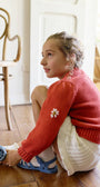 Saco tejido infantil en algodón color terracota con diseño clásico y artesanal.
