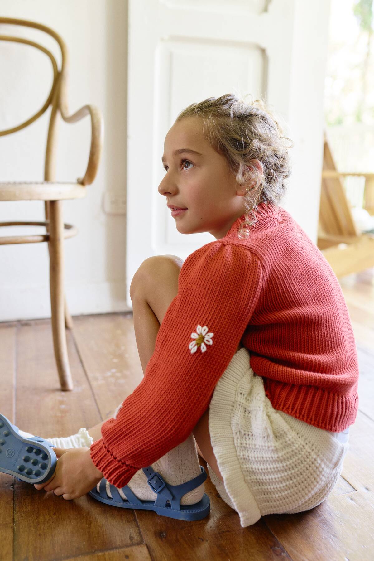 Saco tejido infantil en algodón color terracota con diseño clásico y artesanal.