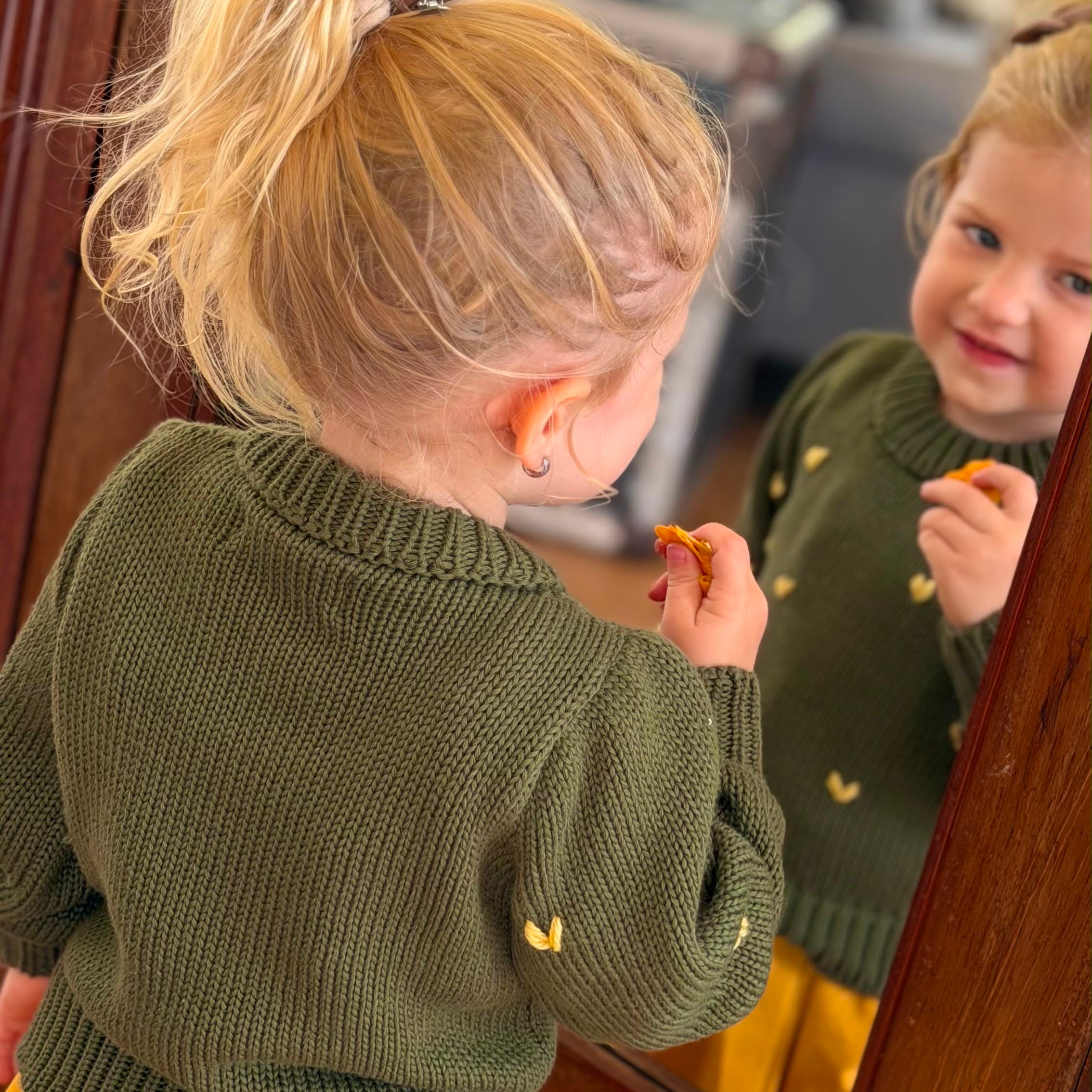 Saco tejido verde oliva con corazones bordados para niña | 100% algodón | La Tutu