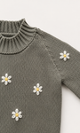 Detalle saco Tejido gris  para niña en algodón con corazones bordados a mano de La Tutu.
