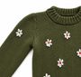 Detalle saco tejido verde Forest para niña con diseño clásico y artesanal.