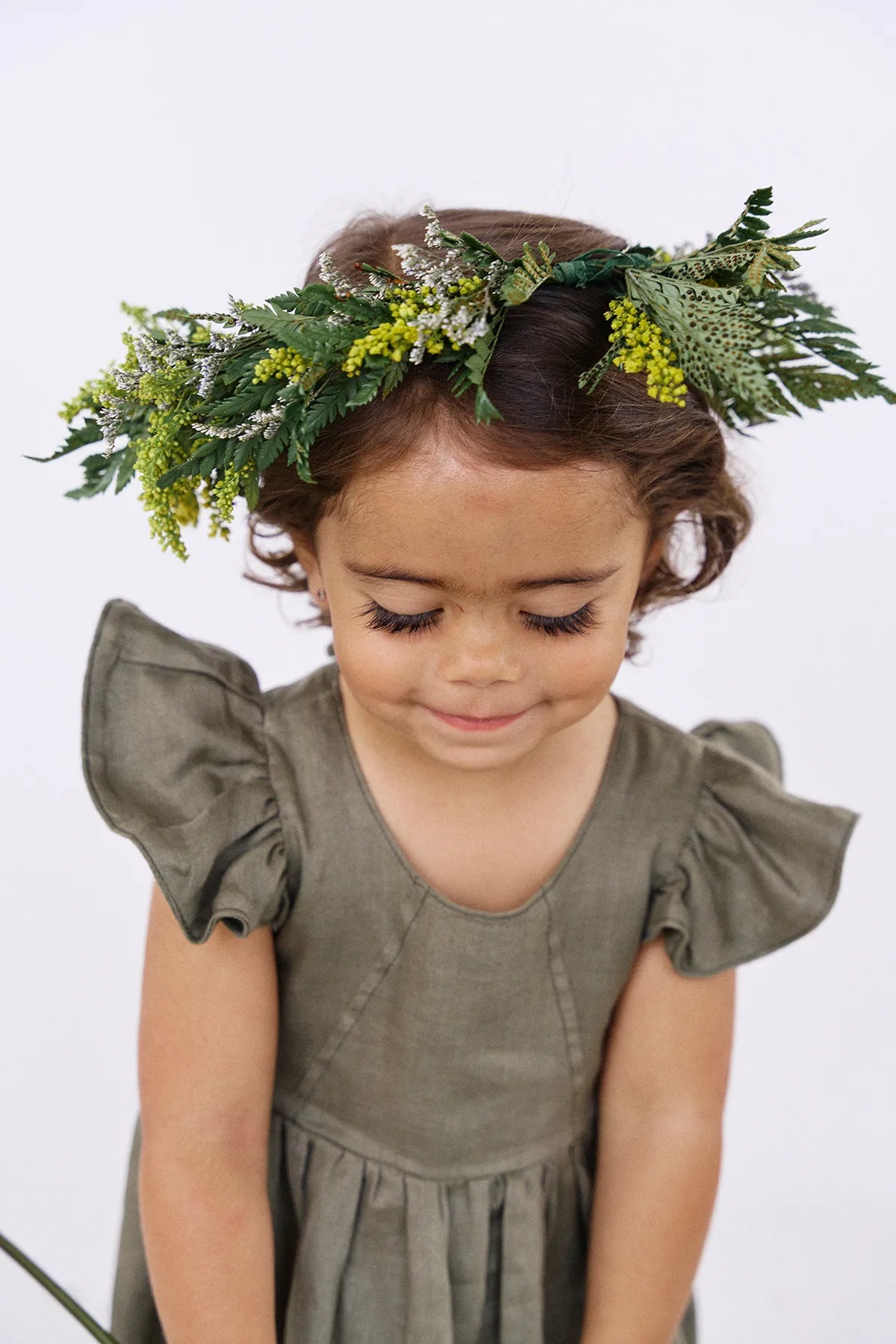 Vestido Toya en lino verde oliva para niña de La Tutu