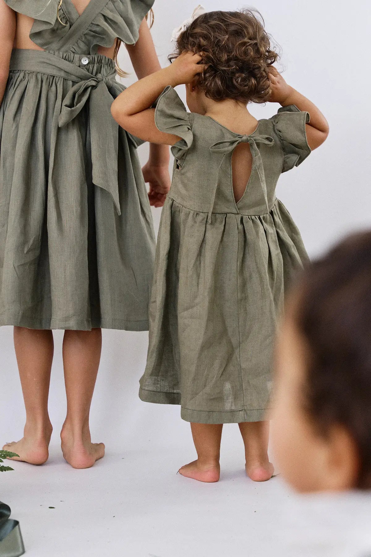 Vestido Toya en lino verde oliva para niña – vista 2