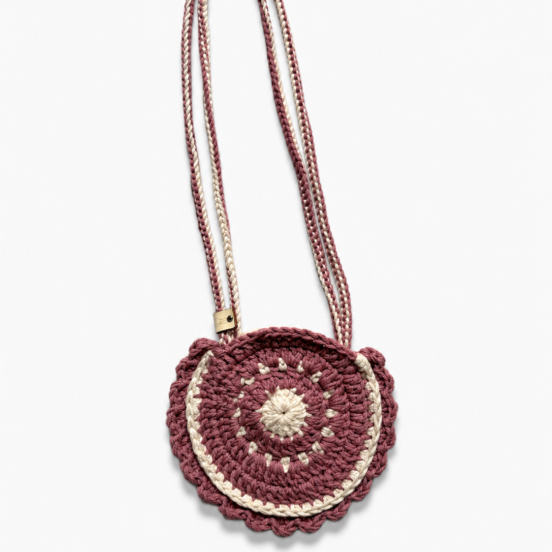 Detalle del tejido artesanal en crochet del Bolso Boho Pink con diseño de flor en tonos rosa y marfil.