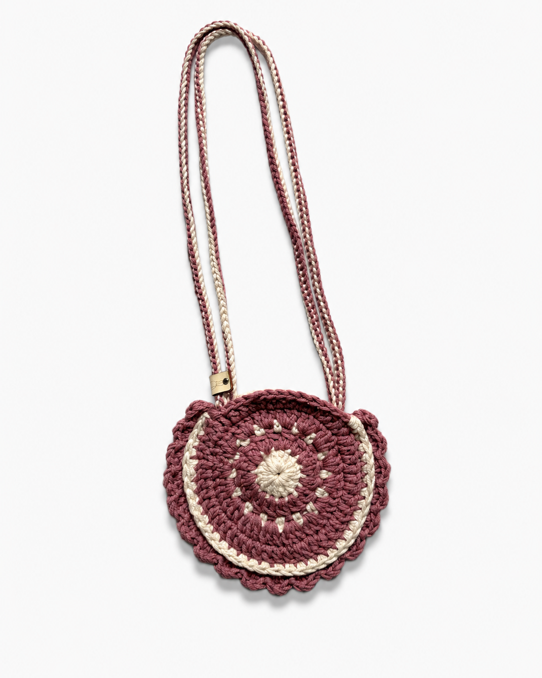 Detalle del tejido artesanal en crochet del Bolso Boho Pink con diseño de flor en tonos rosa y marfil.
