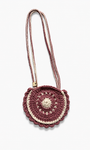 Detalle del tejido artesanal en crochet del Bolso Boho Pink con diseño de flor en tonos rosa y marfil.