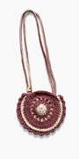 Detalle del tejido artesanal en crochet del Bolso Boho rosa en tonos rosa y marfil