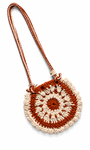 Bolso Boho tejido artesanal en crochet terracota con diseño de flor en tonos rosa y marfil.