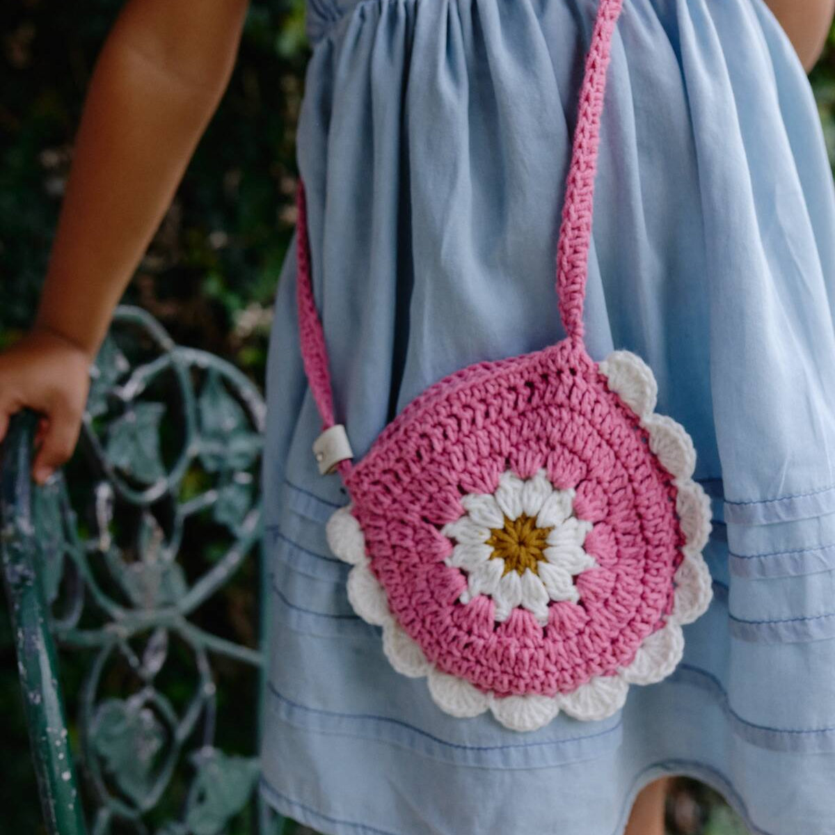 Bolso pequeño para niña flower clutch Pink tejido en crochet artesanal para niña en color rosa con flor tejida