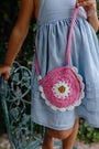 Bolso pequeño para niña flower clutch Pink tejido en crochet artesanal para niña en color rosa con flor tejida