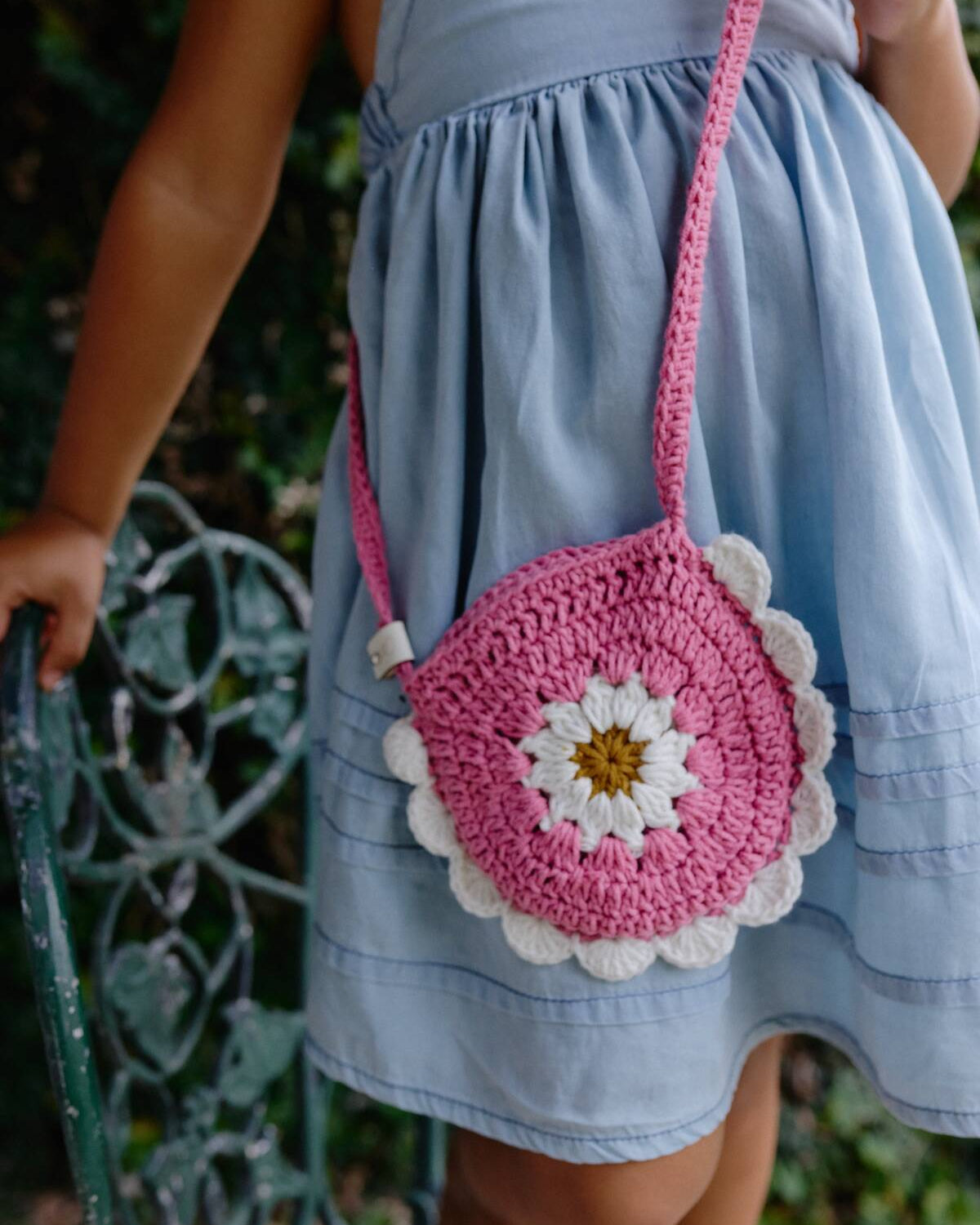Bolso pequeño para niña flower clutch Pink tejido en crochet artesanal para niña en color rosa con flor tejida