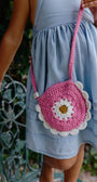 Bolso pequeño para niña flower clutch Pink tejido en crochet artesanal para niña en color rosa con flor tejida