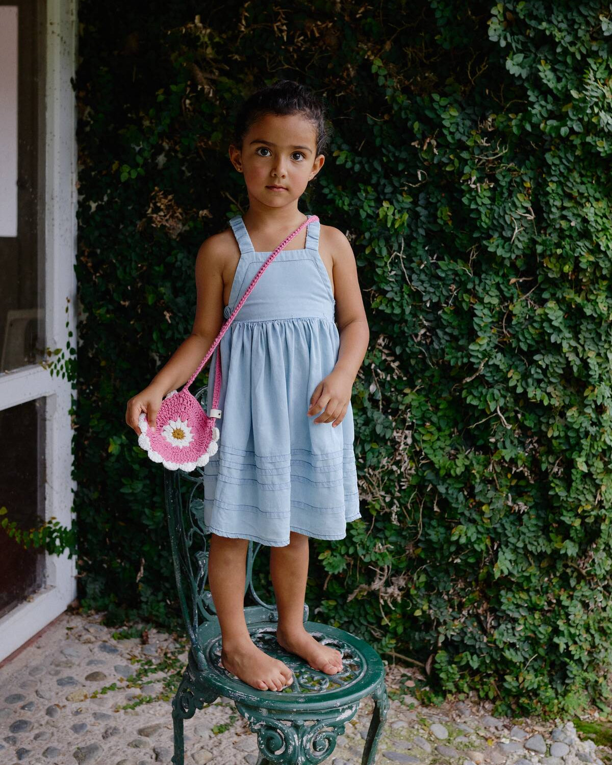 Bolso para niña flower clutch Pink tejido en crochet artesanal para niña en color rosa con flor tejida 
