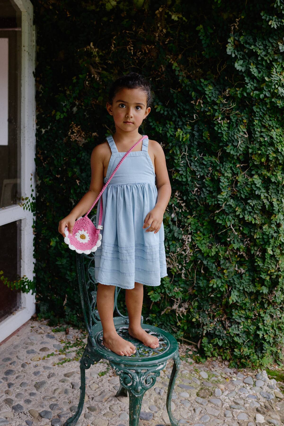 Bolso para niña flower clutch Pink tejido en crochet artesanal para niña en color rosa con flor tejida 
