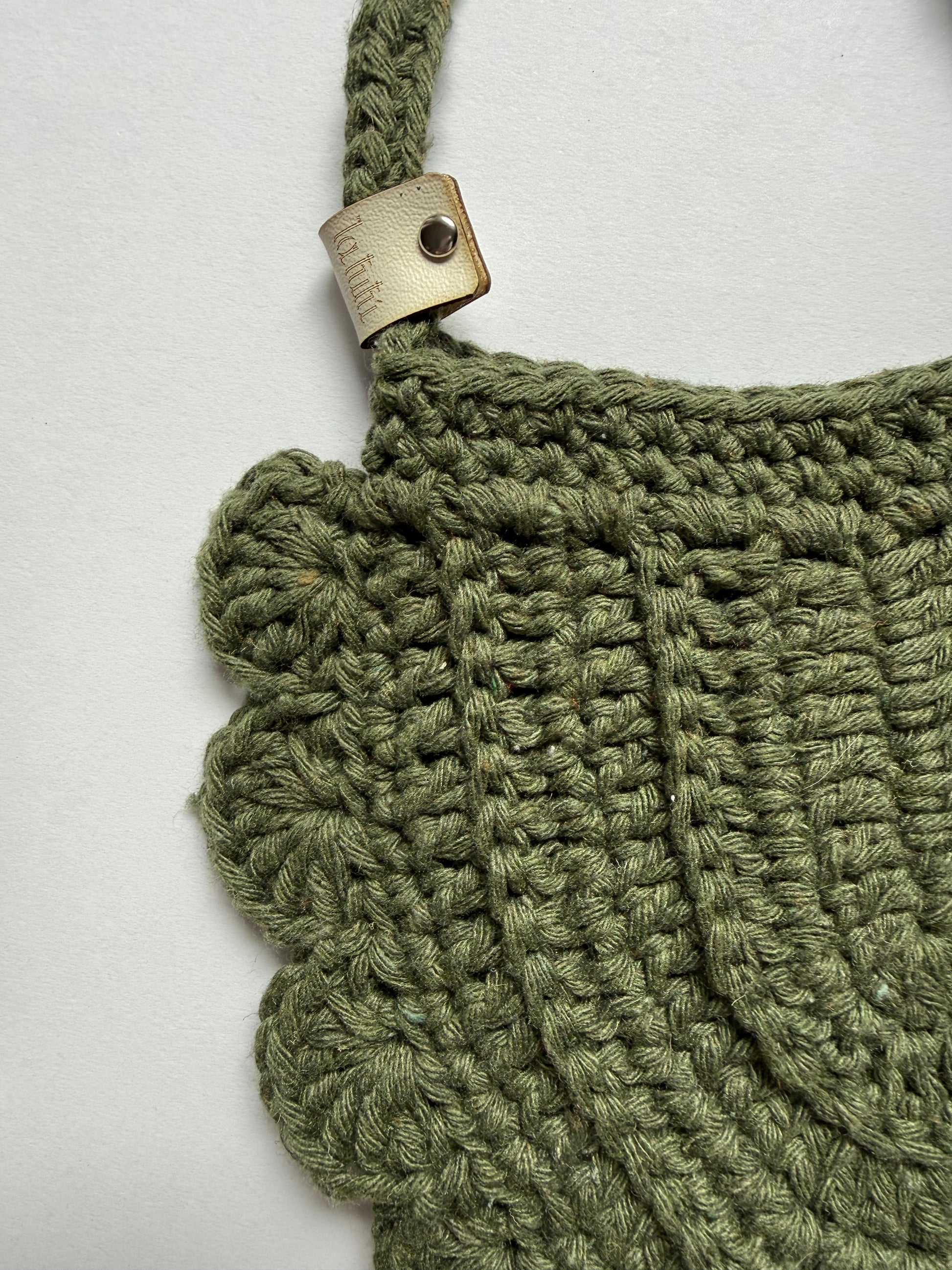 detalle tejido boslo en crochet para niña