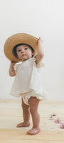 Conjunto de lino para bebé Set Coco Ivory ideal para verano, vacaciones y ocasiones especiales.