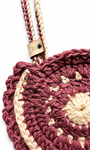 Vista cercana del Bolso Boho Pink tejido en crochet con borde ondulado artesanal.