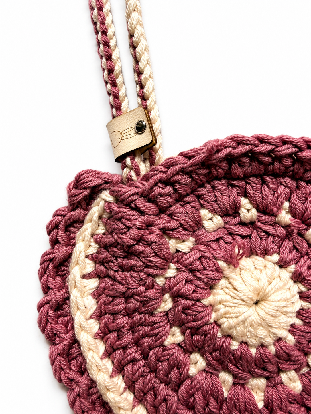 Vista cercana del Bolso Boho Pink tejido en crochet con borde ondulado artesanal.