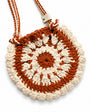 Detalle del tejido artesanal en crochet del Bolso Boho Terracota con diseño de flor en tonos marfil.