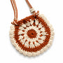 Detalle del tejido artesanal en crochet del Bolso Boho Terracota con diseño de flor en tonos marfil.