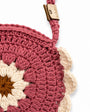 Detalle del tejido artesanal en crochet del Bolso Daisy Pink con diseño de flor en tonos rosa y marfil.