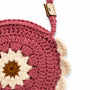 Detalle del tejido artesanal en crochet del Bolso Daisy Pink con diseño de flor en tonos rosa y marfil.