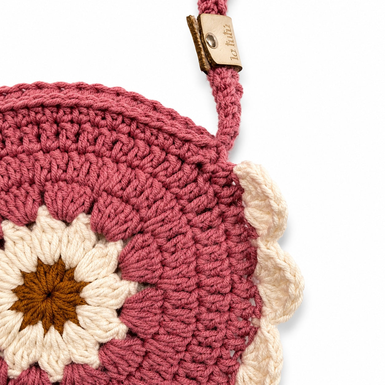 Detalle del tejido artesanal en crochet del Bolso Daisy Pink con diseño de flor en tonos rosa y marfil.