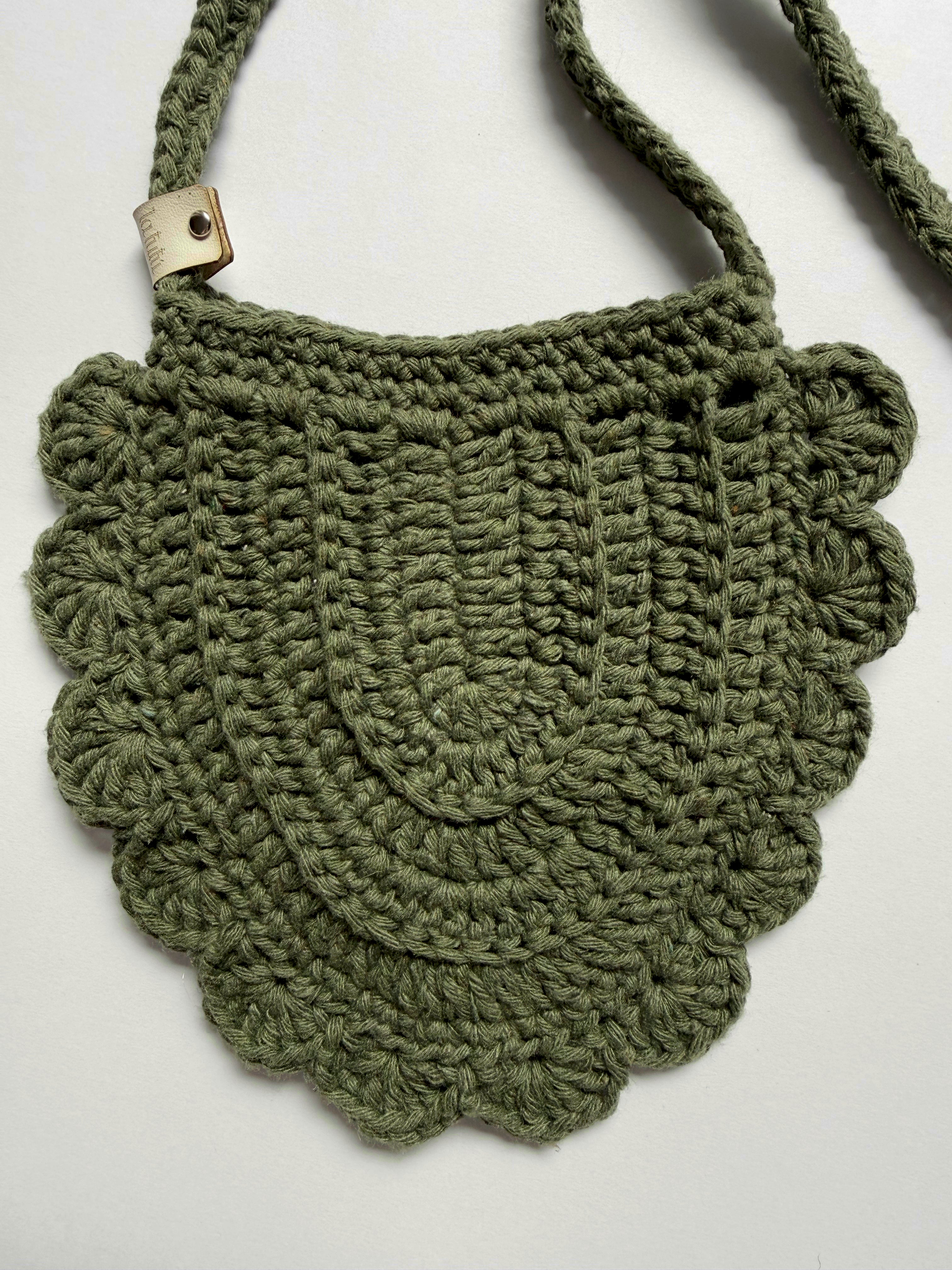 Detalle del Bolso Forest verde oliva tejido en crochet para niña
