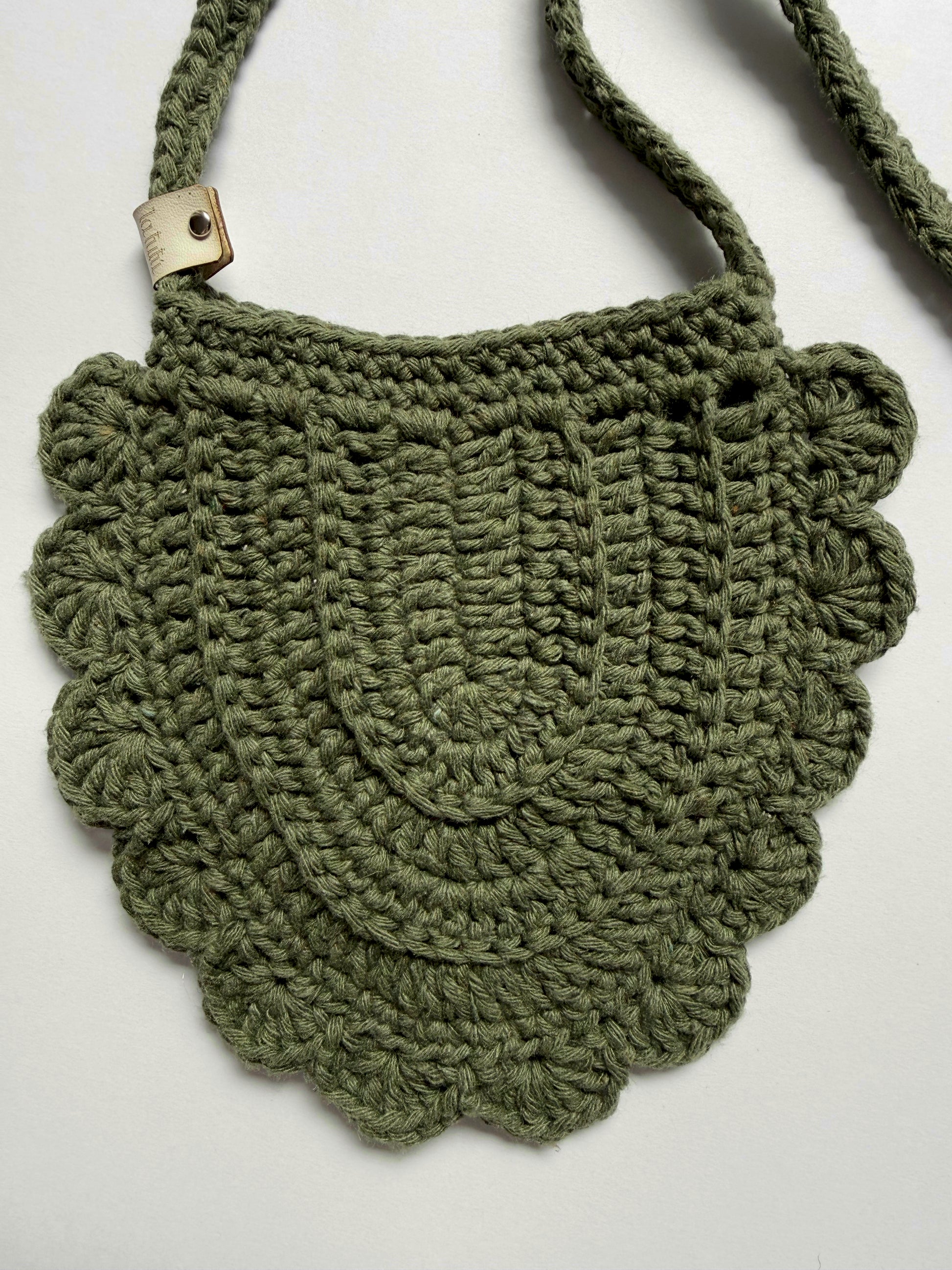 detalle bolso tejido para niña en crochet 