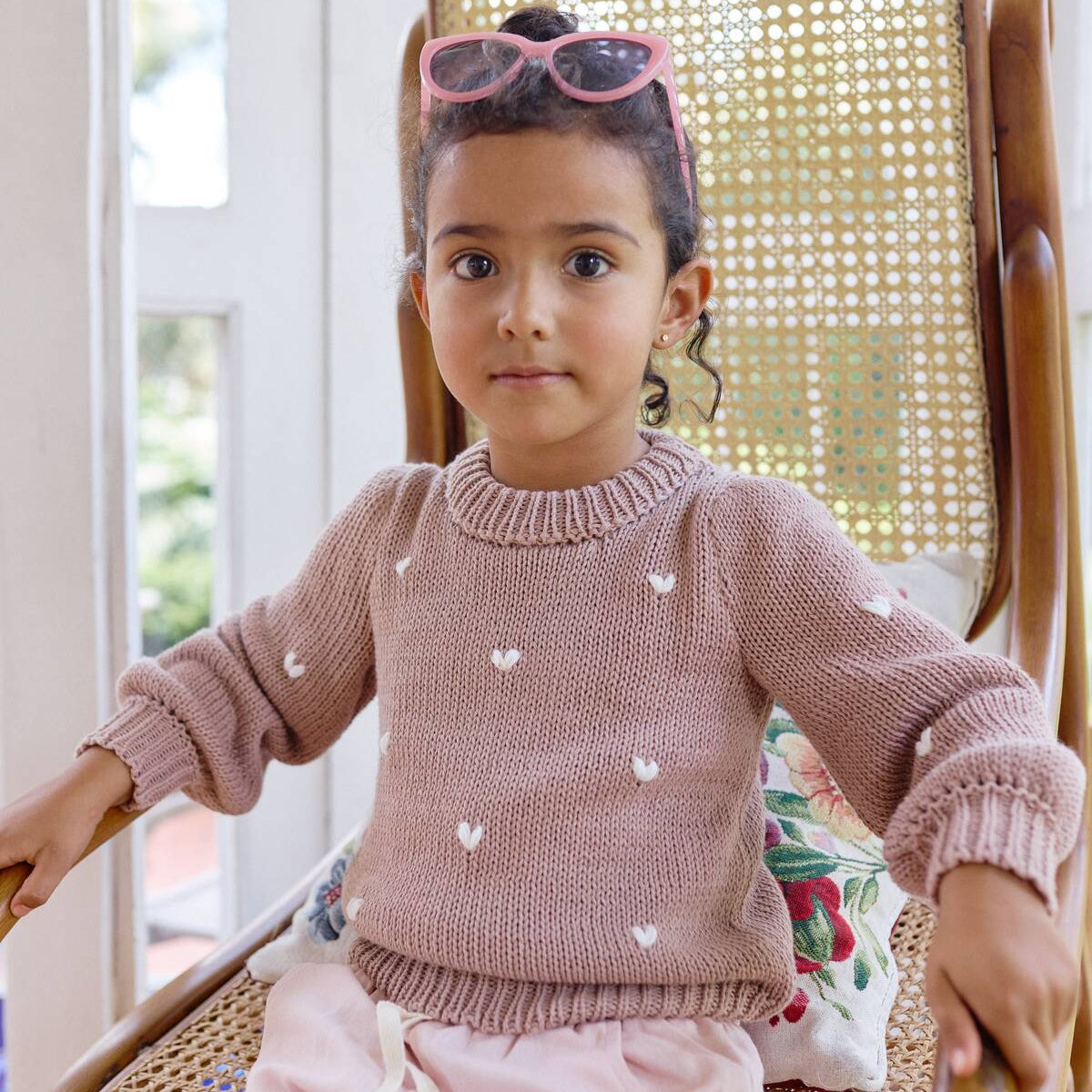 Saco Tejido Corazones Rosa para niña en algodón con corazones bordados a mano de La Tutu.