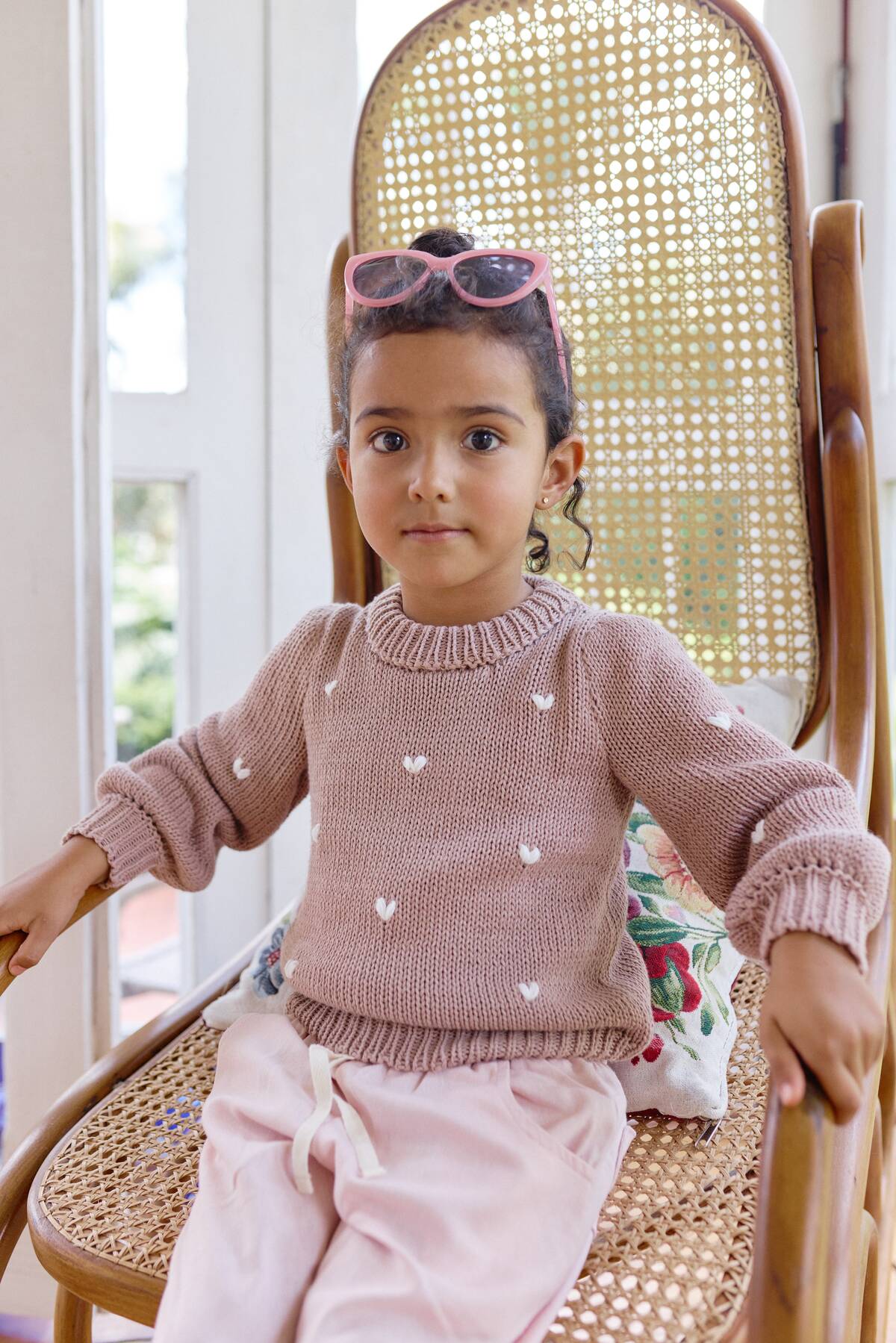 Saco Tejido Corazones Rosa para niña en algodón con corazones bordados a mano de La Tutu.