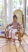 Niña usando Saco Tejido Corazones Rosa combinado con pantalón rosa de La Tutu.