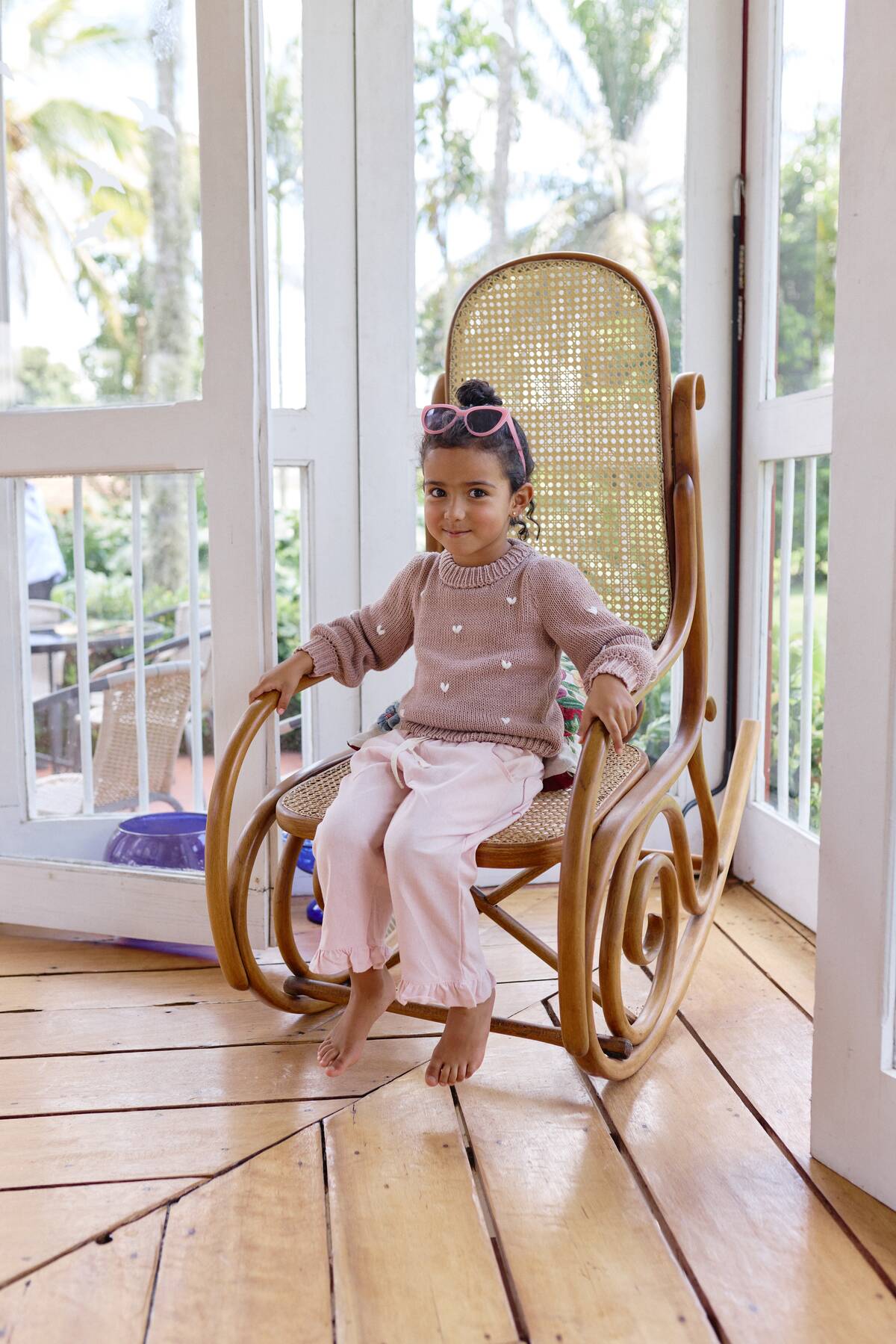 Niña usando Saco Tejido Corazones Rosa combinado con pantalón rosa de La Tutu.