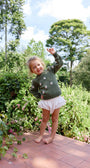 Niña usando Saco Tejido Flores Forest combinado con bloomer de lino de La Tutu.