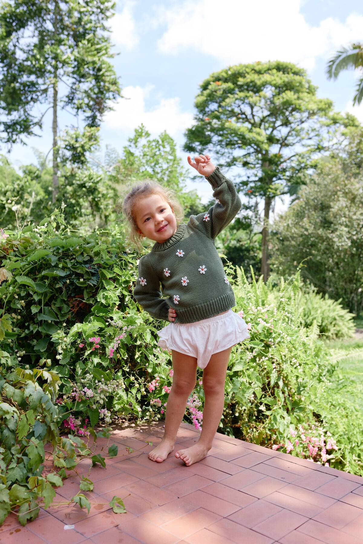 Niña usando Saco Tejido Flores Forest combinado con bloomer de lino de La Tutu.