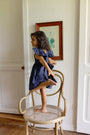 Detalle de los boleros en los hombros del Vestido Lara Azul Navy.