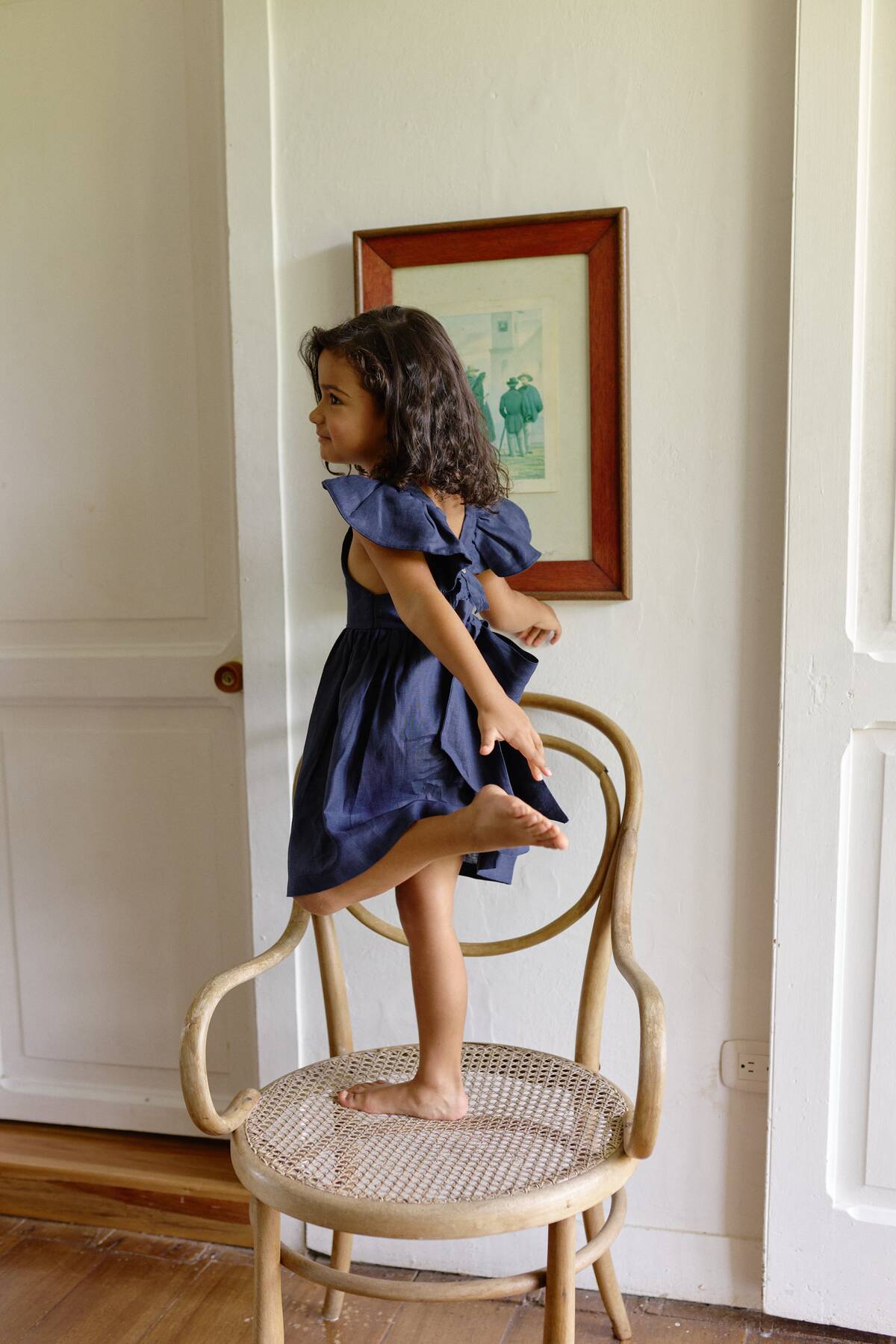 Detalle de los boleros en los hombros del Vestido Lara Azul Navy.