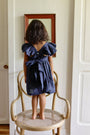 Espalda del Vestido Lara Azul Navy confeccionado en lino natural.