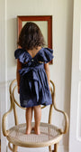 Espalda del Vestido Lara Azul Navy confeccionado en lino natural.