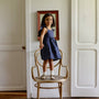 Niña usando Vestido Lara azul navy en lino de La Tutu, vista frontal