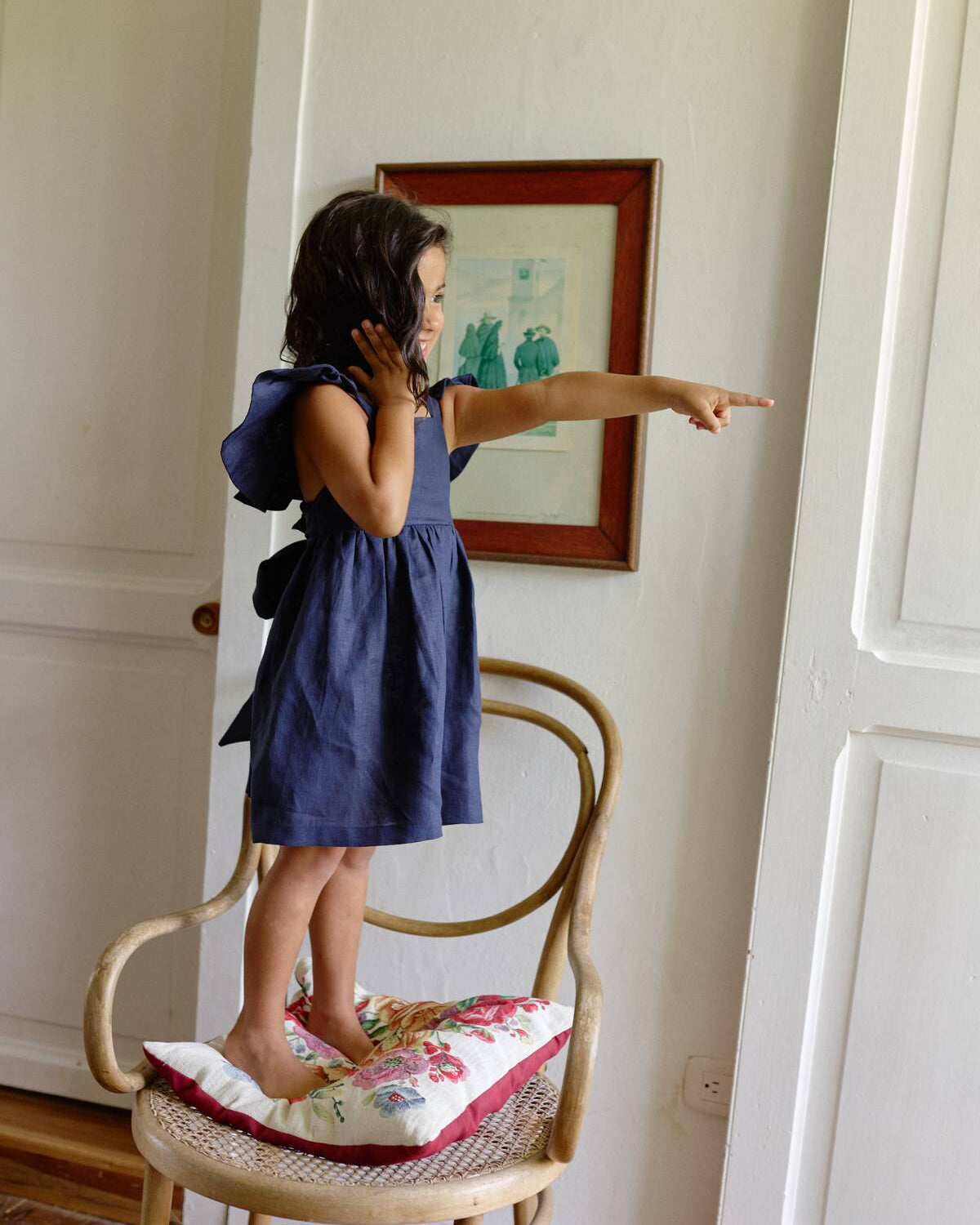 Niña usando Vestido Lara Azul Navy de lino natural de La Tutu.