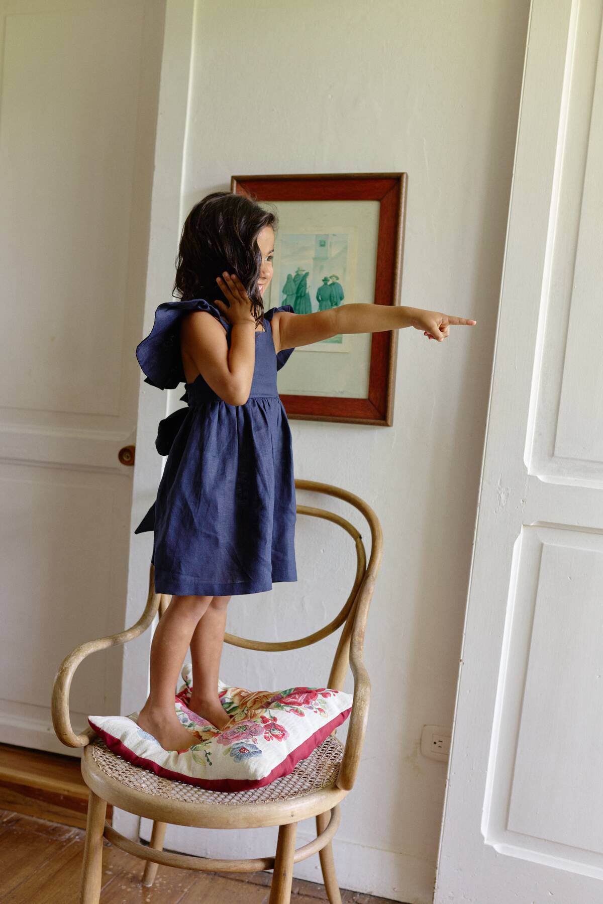 Niña usando Vestido Lara Azul Navy de lino natural de La Tutu.