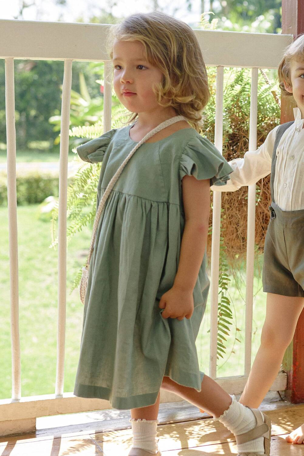 Niña con Vestido Toya verde menta en lino de La Tutu, vista frontal