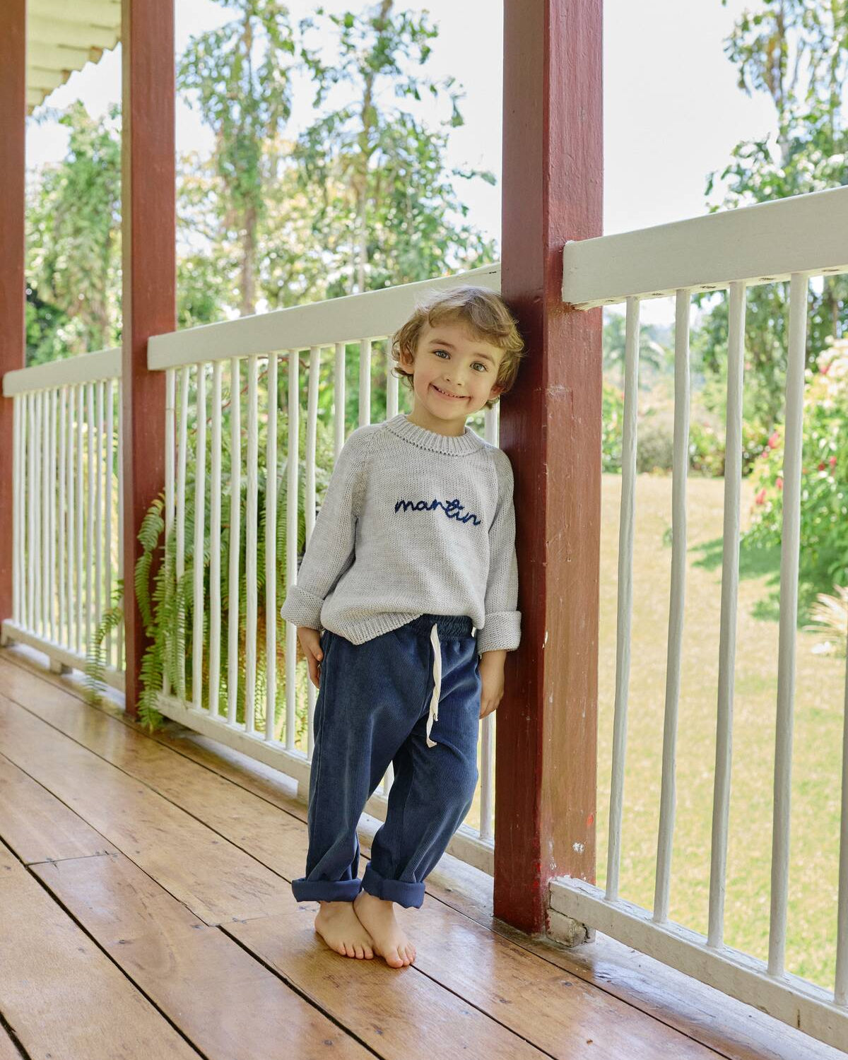 Niño usando Pantalón Noah Azul Navy en pana combinado con saco tejido de La Tutu.

Detalle de la pana