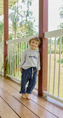 Niño usando Pantalón Noah Azul Navy en pana combinado con saco tejido de La Tutu.

Detalle de la pana