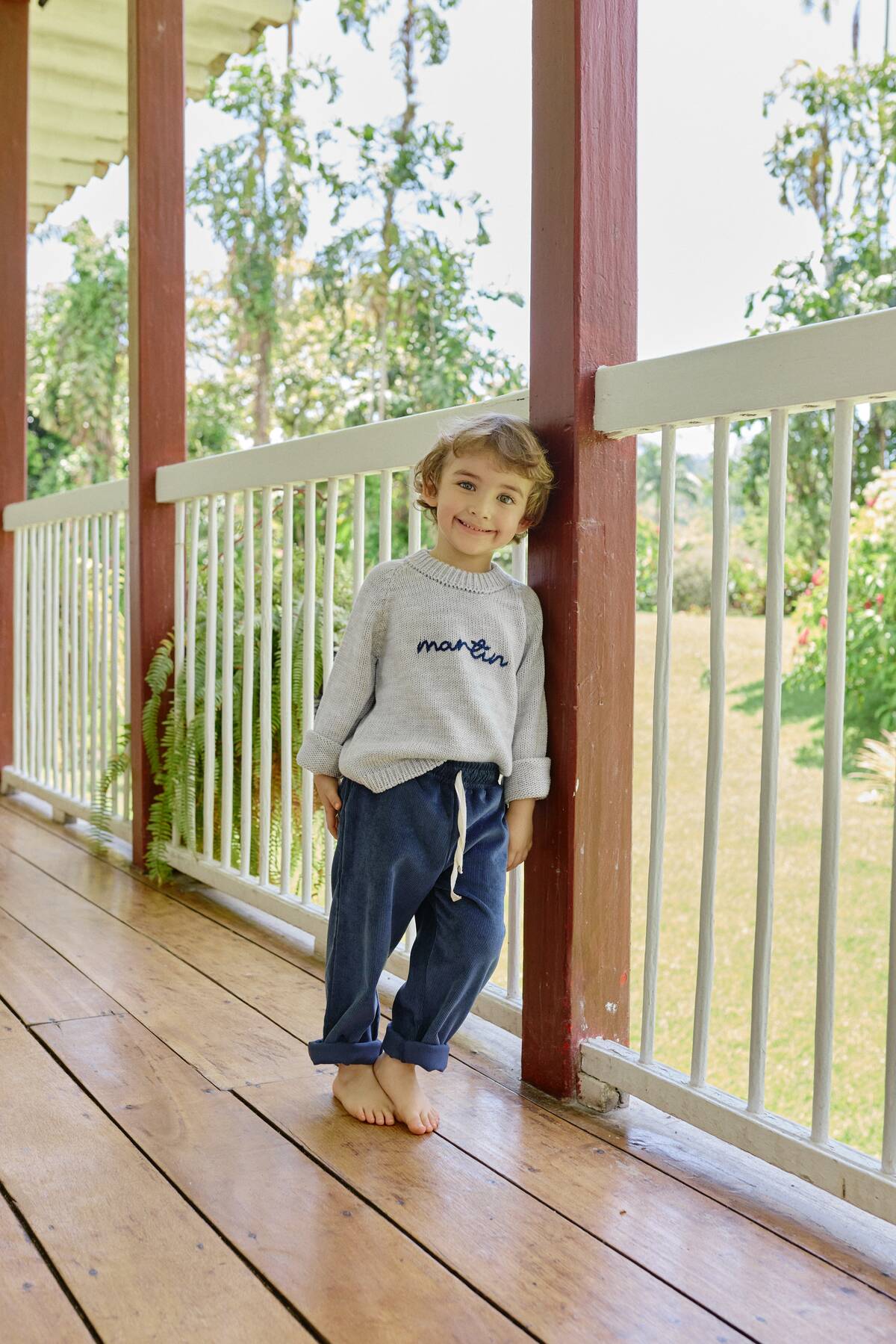 Niño usando Pantalón Noah Azul Navy en pana combinado con saco tejido de La Tutu.

Detalle de la pana