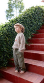Outfit infantil con Pantalón Noah Verde Oliva y saco tejido artesanal de La Tutu.