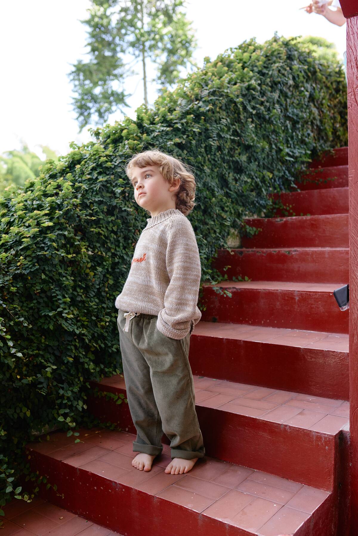 Outfit infantil con Pantalón Noah Verde Oliva y saco tejido artesanal de La Tutu.