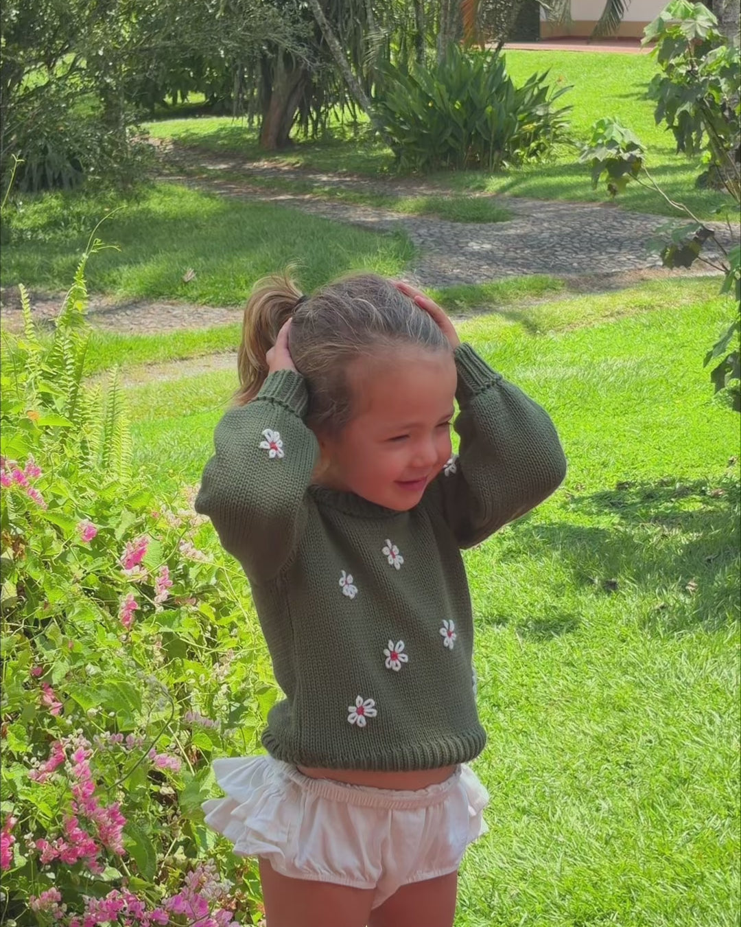 Niña usando Saco Tejido Flores Forest combinado con bloomer de lino de La Tutu.